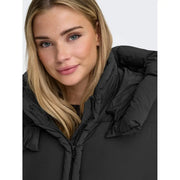 Only Schwarze Steppjacke für Damen mit Rüschenkragen und Reißverschlussdetail, Vorderansicht