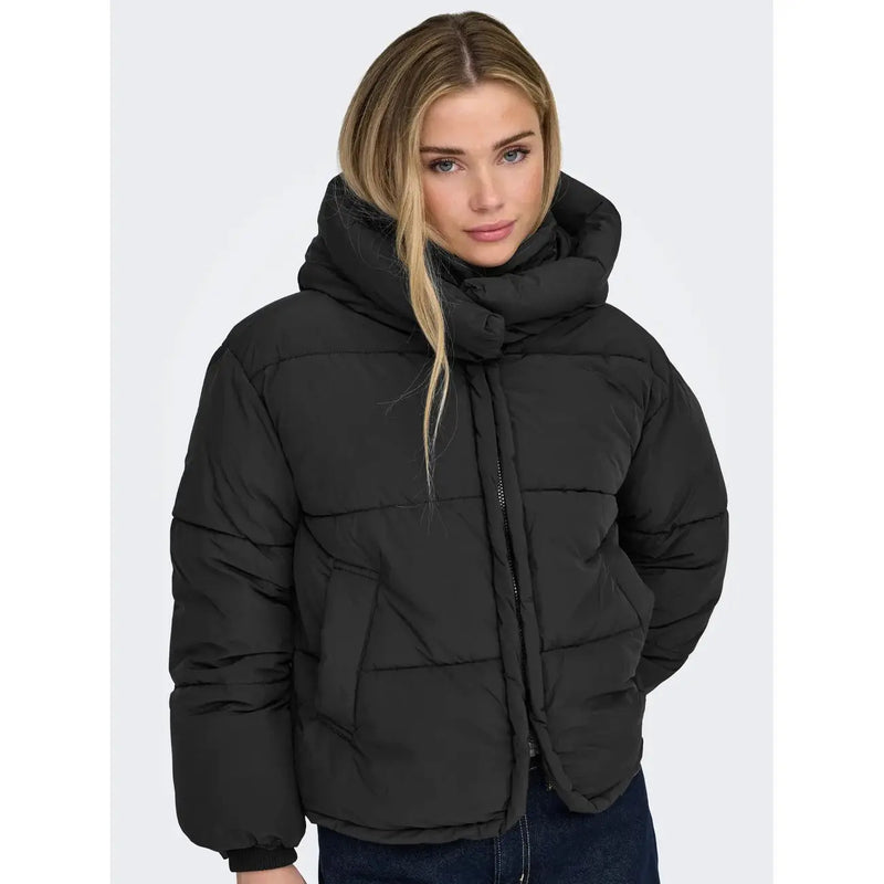 Only Schwarze Steppjacke für Damen mit flauschiger Kapuze und Steppeinsätzen, Vorderansicht