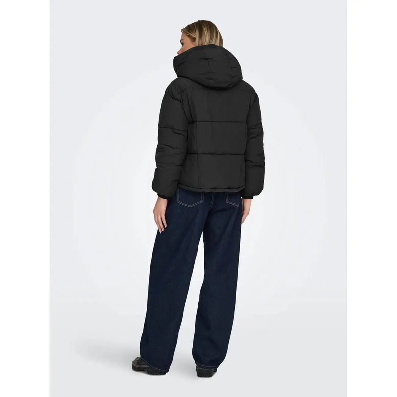 Only schwarze Steppjacke mit Kapuze, Vorderansicht
