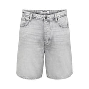 Only Jeansshorts Fade für Damen in heller Waschung mit fünf Taschen und Markenlogo am Bund, Vorderansicht
