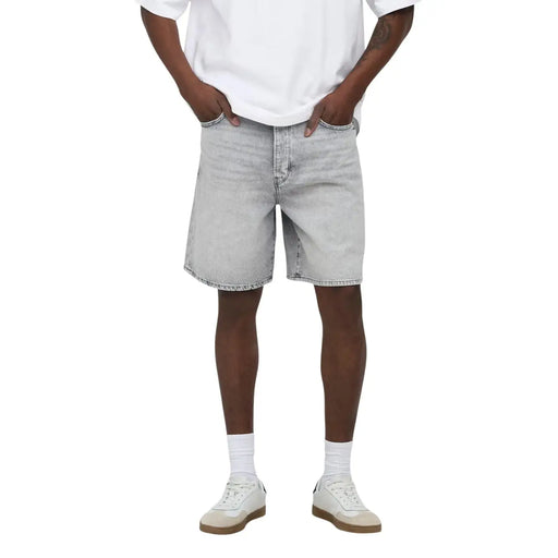 Only Shorts für Damen aus hellblauem Denim mit klassischem Fünf-Taschen-Design und ausgefranstem Saum, Vorderansicht