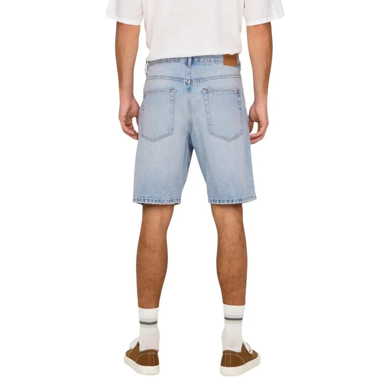 Only Kurze Jeansshorts für Damen in heller Waschung mit klassischem Fünf-Taschen-Design und ausgefranstem Saum, Vorderansicht