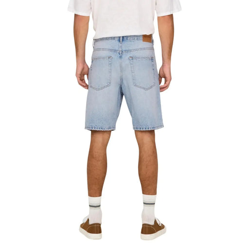 Only Kurze Jeansshorts für Damen in heller Waschung mit klassischem Fünf-Taschen-Design und ausgefranstem Saum, Vorderansicht
