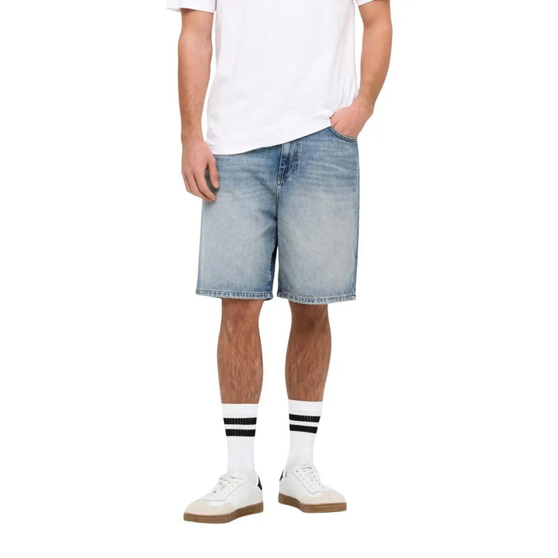 Only & Sons Jeansshorts für Herren in heller Waschung mit klassischem Fünf-Taschen-Design und ausgefranstem Saum, Vorderansicht