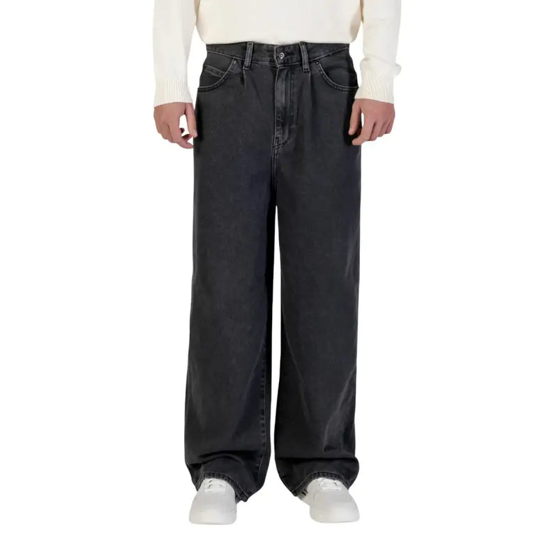 Only und Söhne Herren-Jeans aus schwarzer Baumwolle mit weitem Bein und klassischem Fünf-Taschen-Design, von vorne betrachtet