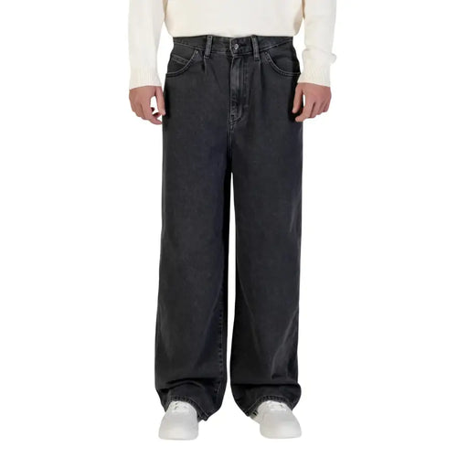 Only und Söhne Herren-Jeans aus schwarzer Baumwolle mit weitem Bein und klassischem Fünf-Taschen-Design, von vorne betrachtet