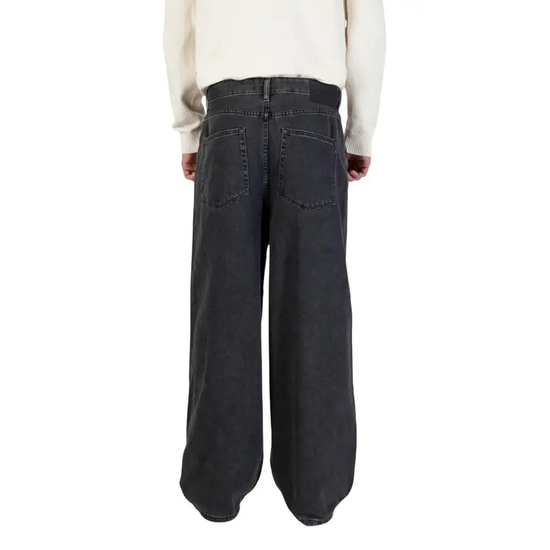 Only schwarze Baumwolljeans für Herren von and Sons, die die Rückseite zeigen, mit dunkelgrauem, weitem Bein, lockerer Passform und klassischen Taschen.