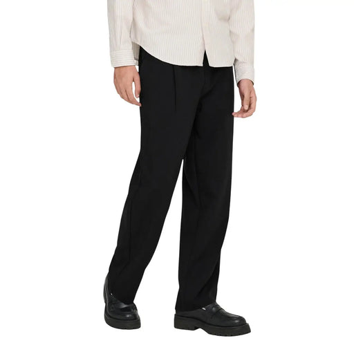Only schwarze, maßgeschneiderte Herrenhose von and Sons aus Viskosemischung mit geradem Bein und dezenten Bundfalten.