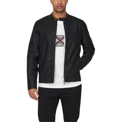 Only Schwarzer Herrenblazer von and Sons aus Polyester und Polyurethan mit Reißverschluss in der Mitte und Druckknopfkragen im Bomberjackenstil aus Kunstleder.