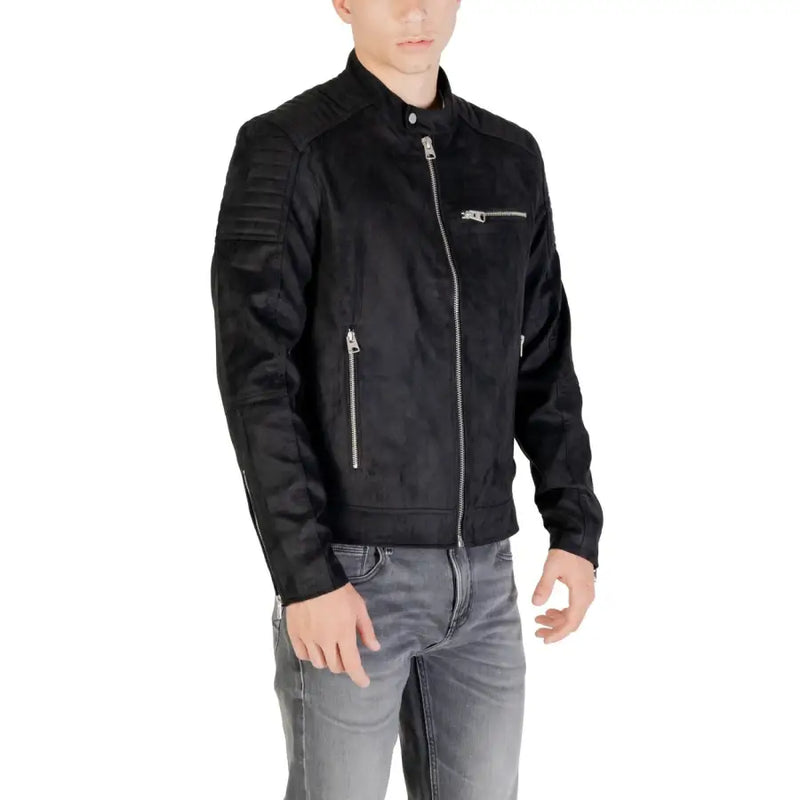 Only Schwarze Herren-Motorradjacke von and Sons aus Kunstleder mit silbernen Reißverschlüssen und gerippten Schulterpartien in Wildlederoptik.