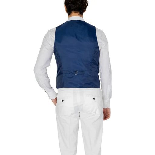 Marineblaue Satinweste mit einer einzelnen Gürtelschnalle in der Taille von only und Söhne Herrenweste hellblau mit Knöpfen