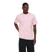 Only & Söhne Herren-T-Shirt aus grüner Baumwolle, lockere Passform, abgebildet als ein weiches, rosafarbenes Kurzarm-T-Shirt mit Rundhalsausschnitt aus glattem Stoff.