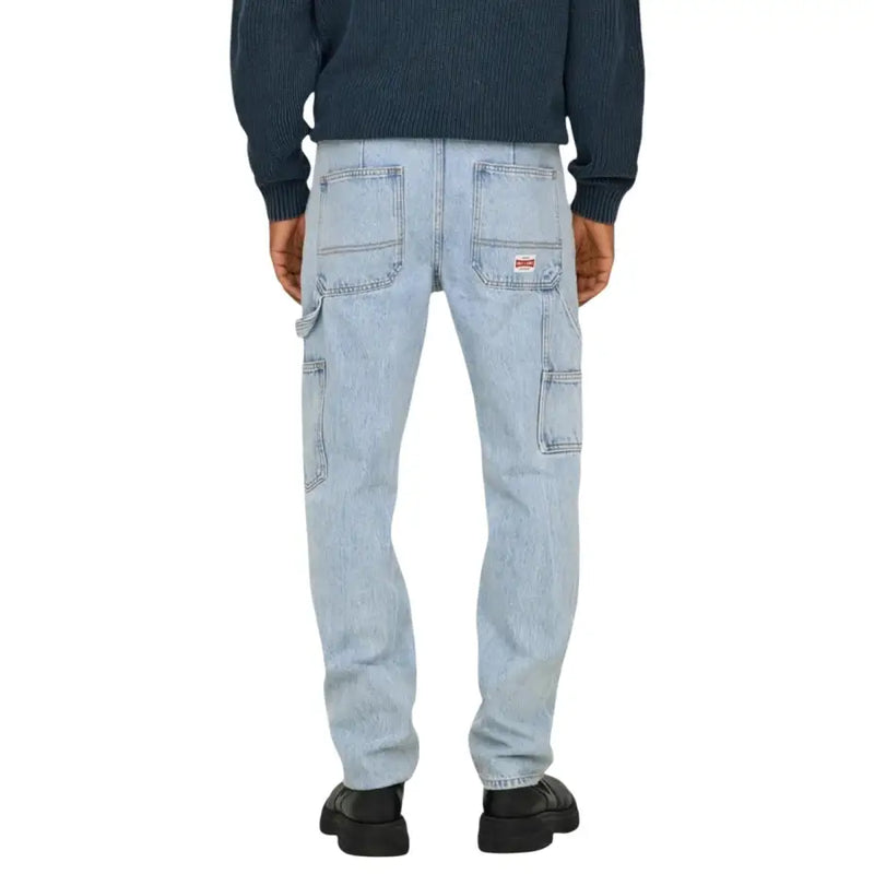 Rückseite only & Söhne Herrenjeans, hellblaue Cargohose aus Denim mit mehreren Taschen und rotem Markenaufnäher