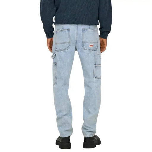Rückseite only & Söhne Herrenjeans, hellblaue Cargohose aus Denim mit mehreren Taschen und rotem Markenaufnäher