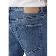 Rückseite only and sons Herren-Jeans aus hellblauer Baumwolle mit einem hellbraunen Leder-Markenaufnäher am Bund