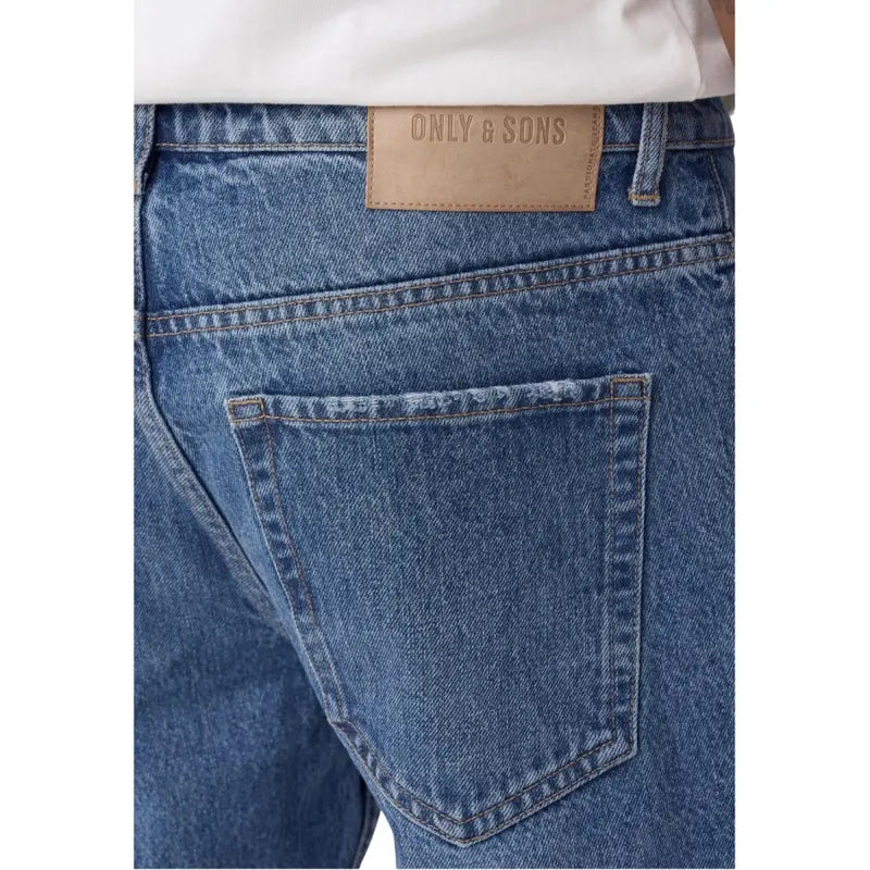 Rückseite only and sons Herren-Jeans aus hellblauer Baumwolle mit einem hellbraunen Leder-Markenaufnäher am Bund