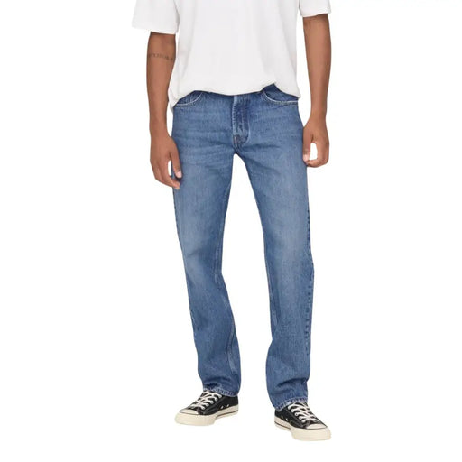 Mittelblaue Baumwolljeans mit geradem Bein und sichtbaren Nähten von only and sons Herren hellblaue Baumwolljeans 22024939