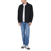 Schwarze, geknöpfte Jacke mit klassischem Kragen und Brusttasche, getragen über einem weißen T-Shirt, kombiniert mit only und Söhne Herren hellblaue Baumwolljeans