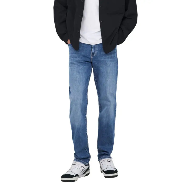 Only and Sons Herren-Jeans aus hellblauer Baumwolle mit mittlerer Waschung, klassischem geradem Bein und dezenter Auswaschung