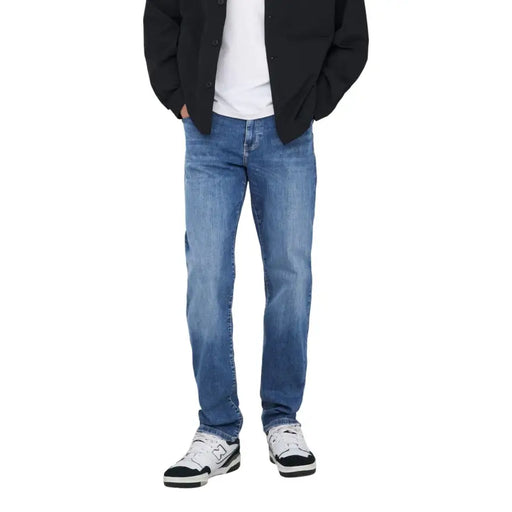 Only and Sons Herren-Jeans aus hellblauer Baumwolle mit mittlerer Waschung, klassischem geradem Bein und dezenter Auswaschung