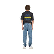 Schwarzes kurzärmeliges Baumwollhemd t-shirt mit Grafikdruck der Weltsklaverei-Tour 84-85, kombiniert mit Hellblau Only und Söhne Jeans