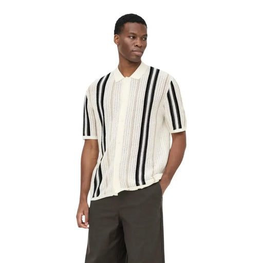 Only & Sons Herren-Poloshirt aus beigefarbenem Baumwollstrick mit markanten schwarzen Längsstreifen und kurzen Ärmeln