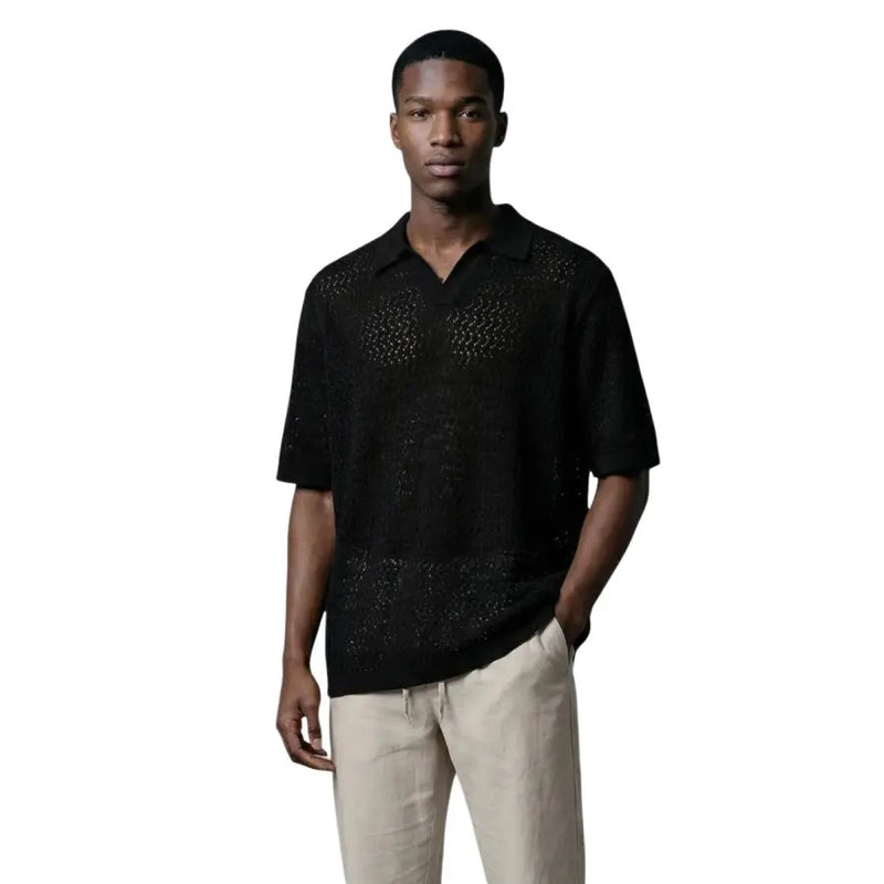 Only & sons Schwarzes Herren-Poloshirt aus Bio-Baumwolle mit V-Ausschnitt und kurzen Ärmeln, mit strukturiertem, durchbrochenem Muster auf Brust und Schultern.