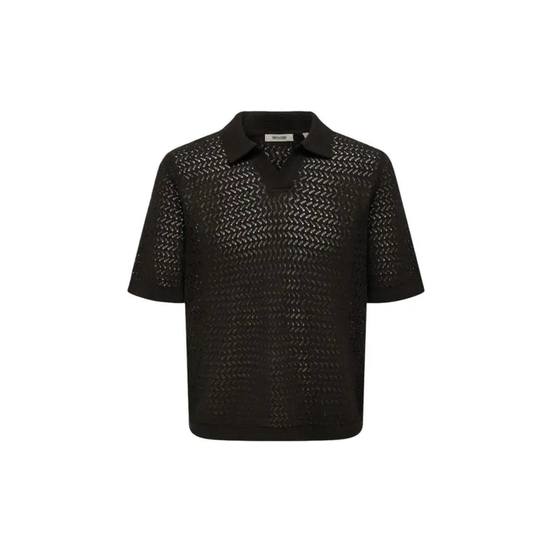 Only & Sons Schwarzes Herren-Poloshirt aus Bio-Baumwolle mit V-Ausschnitt, kurzen Ärmeln, strukturiertem Strickmuster und dezentem Fischgrätmuster.