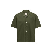 Only & Sons Herrenhemd, olivgrün, kurzärmelig, mit Kragen und weißen Knöpfen, für die Freizeit.
