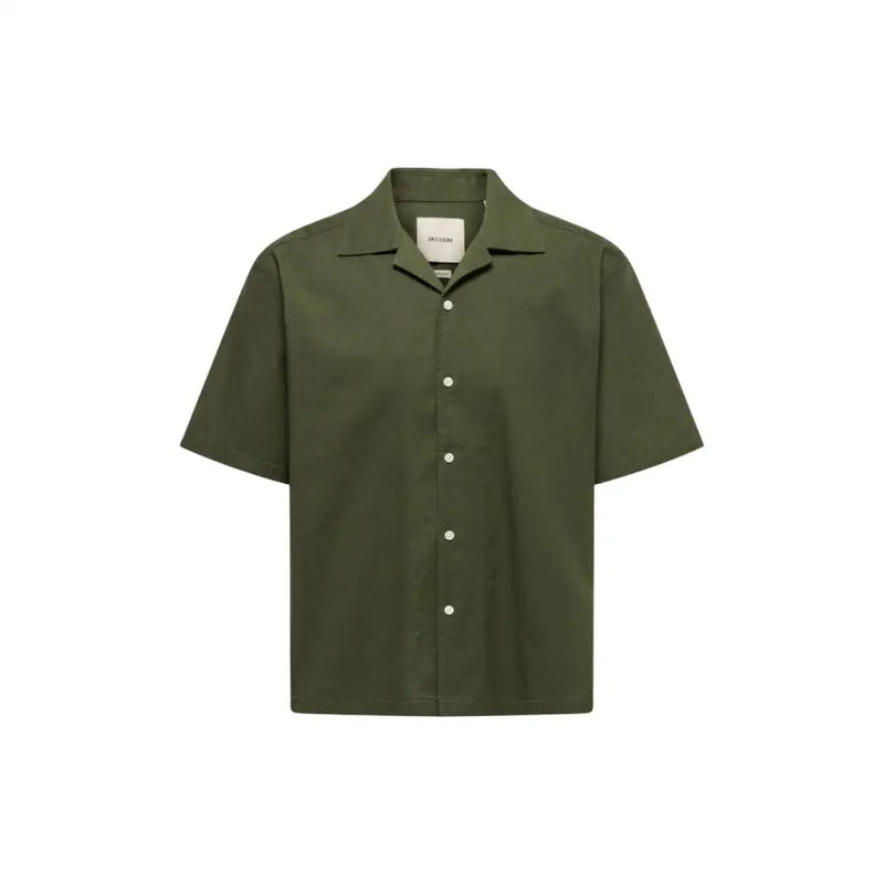 Only & Sons Herrenhemd, olivgrün, kurzärmelig, mit Kragen und weißen Knöpfen, für die Freizeit.