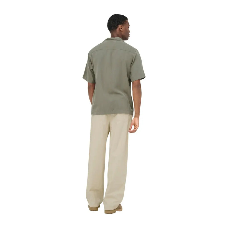 A man wears an olive green short-sleeved button-up shirt with classic collar and relaxed fit by Only Sons