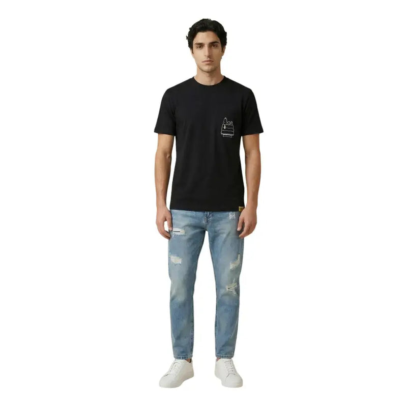 Schwarzes kurzärmeliges Baumwollhemd t-shirt aus Only Söhne mit einer kleinen weißen Linienzeichnung auf der linken Brust