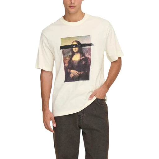 Cream-colored cotton Only & Sons men t-shirt featuring a printed Mona Lisa graphic with la vien text across her face