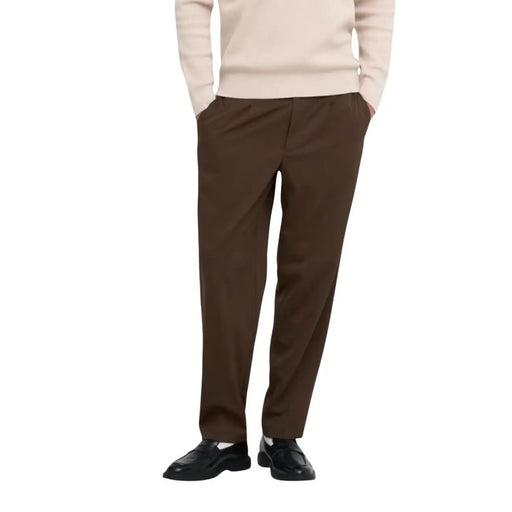 Only & Söhne Herren-Schneidehose aus braunem Polyestergemisch mit schlanker Passform und dezenten Bundfalten.