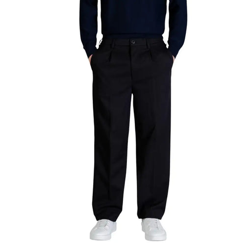 Schwarze, plissierte, maßgeschneiderte Hose aus glattem Stoff von Only & Sons für Männer