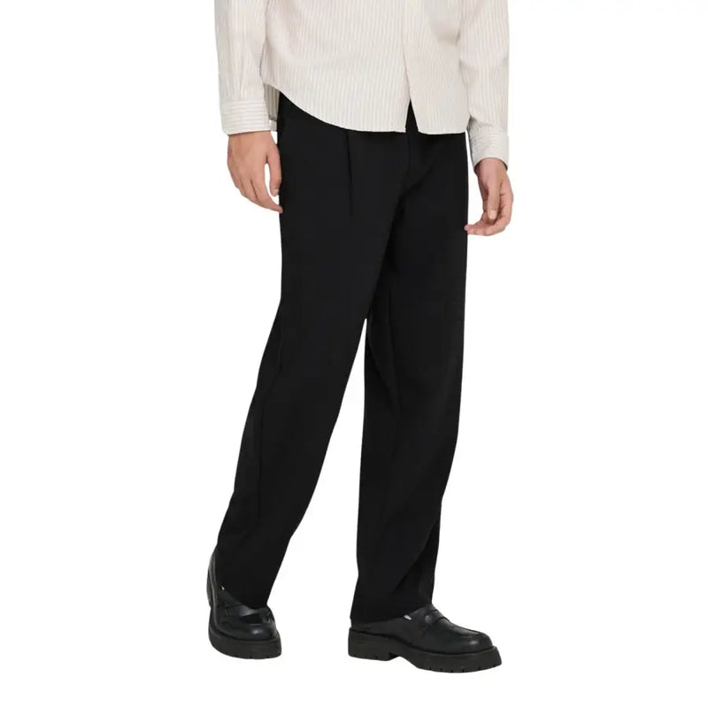 Schwarze, maßgeschneiderte Hose von only & sons mit geradem Bein und dezenten Falten an der Taille