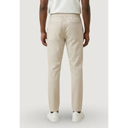 Beige, schmal geschnittene Hose mit elastischem Bund und zwei Gesäßtaschen, von hinten gesehen von Only & Sons Herrenhosen