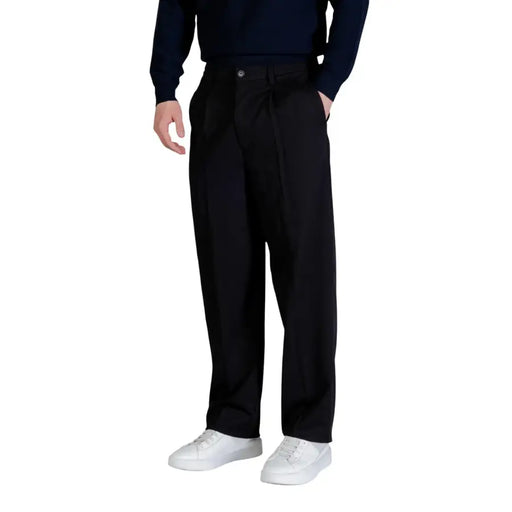 Only & sons Schwarze Herrenhose aus elegantem Stoff mit geradem Bein und dezenten Bundfalten vorne.