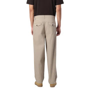 Rückseite einer beigen Chino-Hose von Only & Sons mit zwei Gesäßtaschen und dunklen Knöpfen