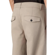 Rückseite einer beigen Chino-Hose von Only Sons mit aufgesetzten Gesäßtaschen und einem einzelnen schwarzen Knopf an der rechten Tasche