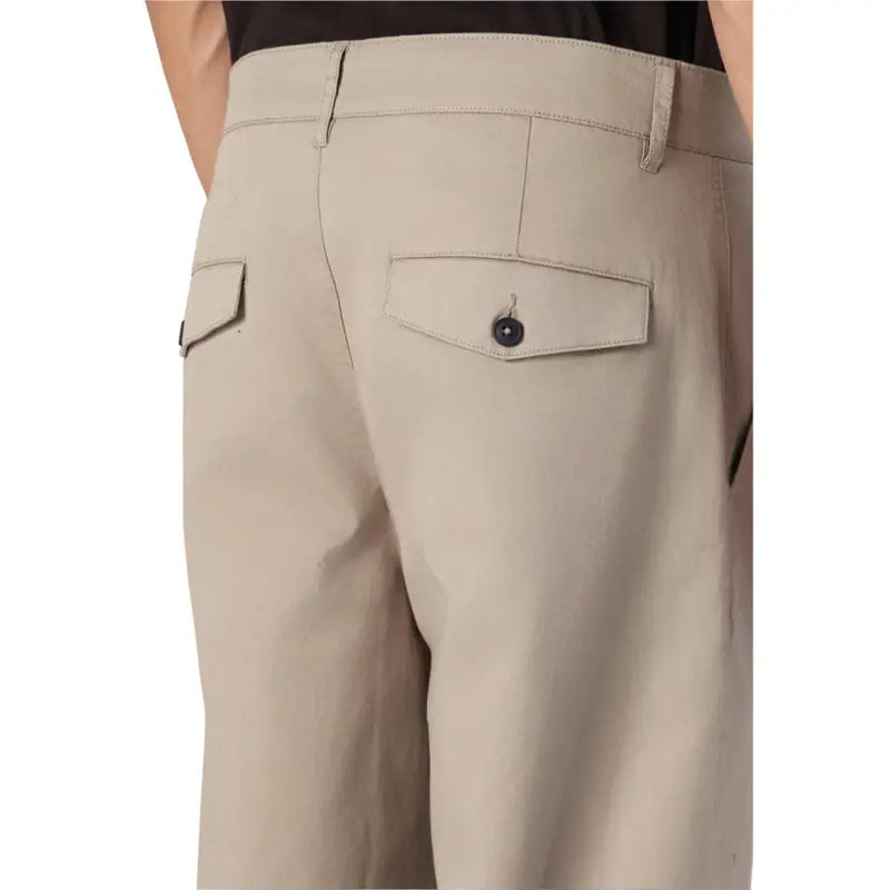 Rückseite einer beigen Chino-Hose von Only Sons mit aufgesetzten Gesäßtaschen und einem einzelnen schwarzen Knopf an der rechten Tasche