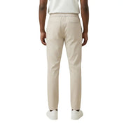 Beige Chino-Hose aus Baumwolle mit elastischem Bund und zwei Gesäßtaschen, von hinten gesehen von Only Sons Herrenhosen
