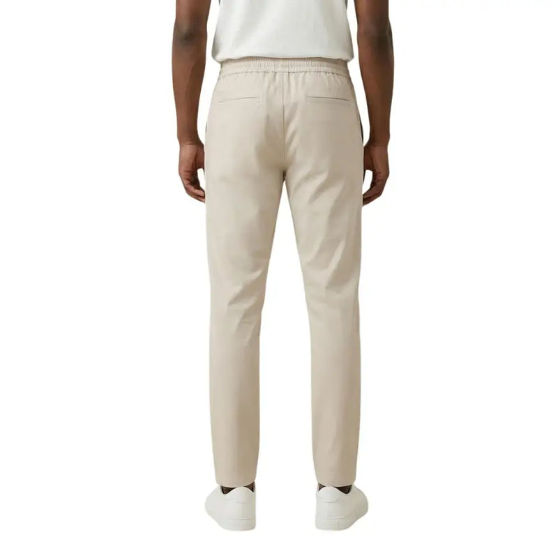 Beige Chino-Hose aus Baumwolle mit elastischem Bund und zwei Gesäßtaschen, von hinten gesehen von Only Sons Herrenhosen