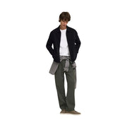 Only Schwarzer Herrenblazer von and Sons aus Polyester mit normaler Passform, klassischem Kragen und zwei Vordertaschen, getragen über einem weißen T-Shirt.