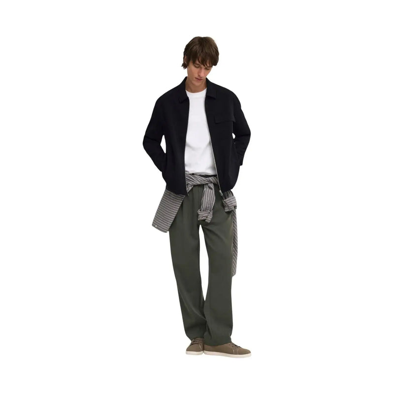 Only Schwarzer Herrenblazer von and Sons aus Polyester mit normaler Passform, klassischem Kragen und zwei Vordertaschen, getragen über einem weißen T-Shirt.