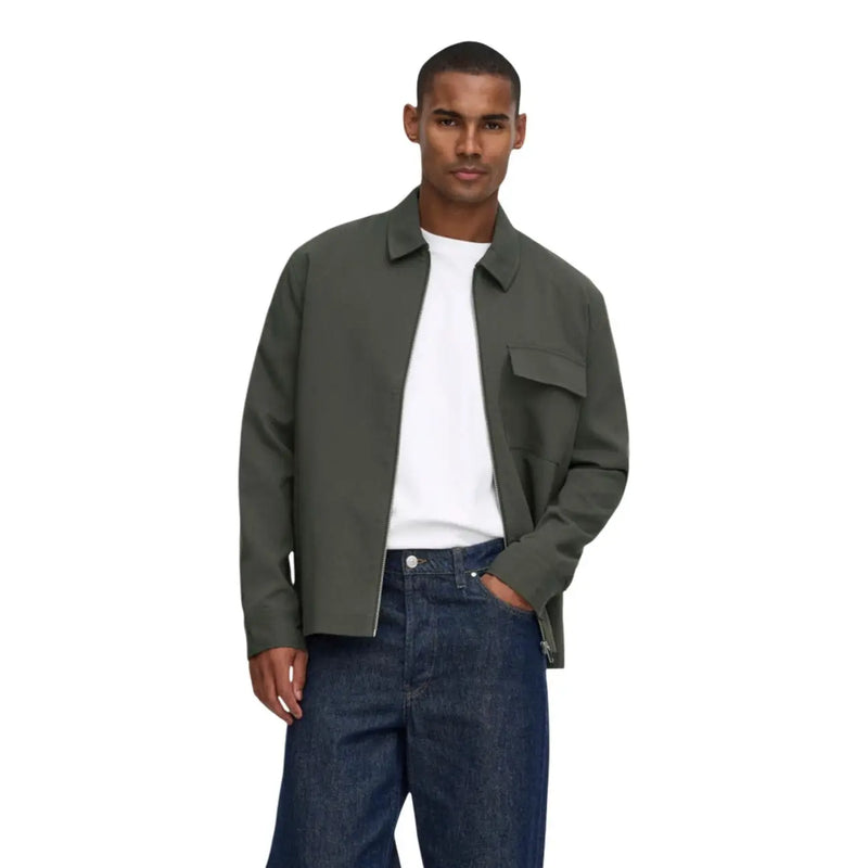 Olivgrüne Utility-Jacke mit einzelner Brusttasche und Reißverschluss, kombiniert mit only und Söhne Herrenblazer aus schwarzem Polyester