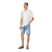 Ein Mann, der only & Söhne Herren-Resorthemd aus weißem Leinenmischgewebe mit hellen Jeansshorts und braunen Wildleder-Slippern
