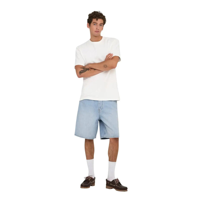 Only Sons Shorts Fade für Herren aus hellblauem Denim mit Vordertaschen, getragen von einem Model