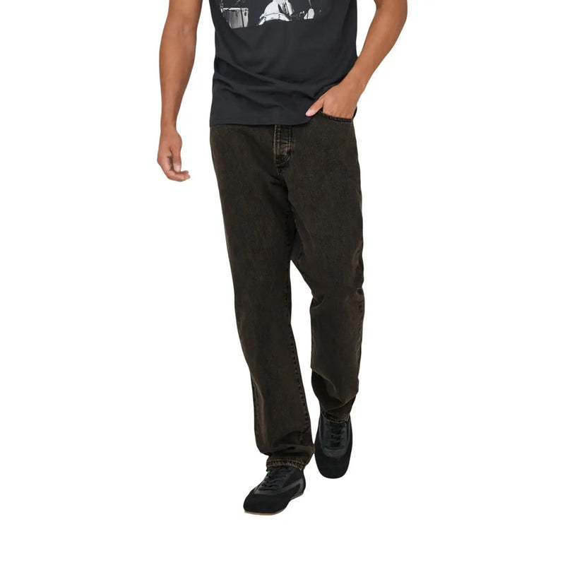 Only Gerade geschnittene Damenjeans aus dunkelblauem Denim mit klassischen Ziernähten und lockerer Passform, Vorderansicht