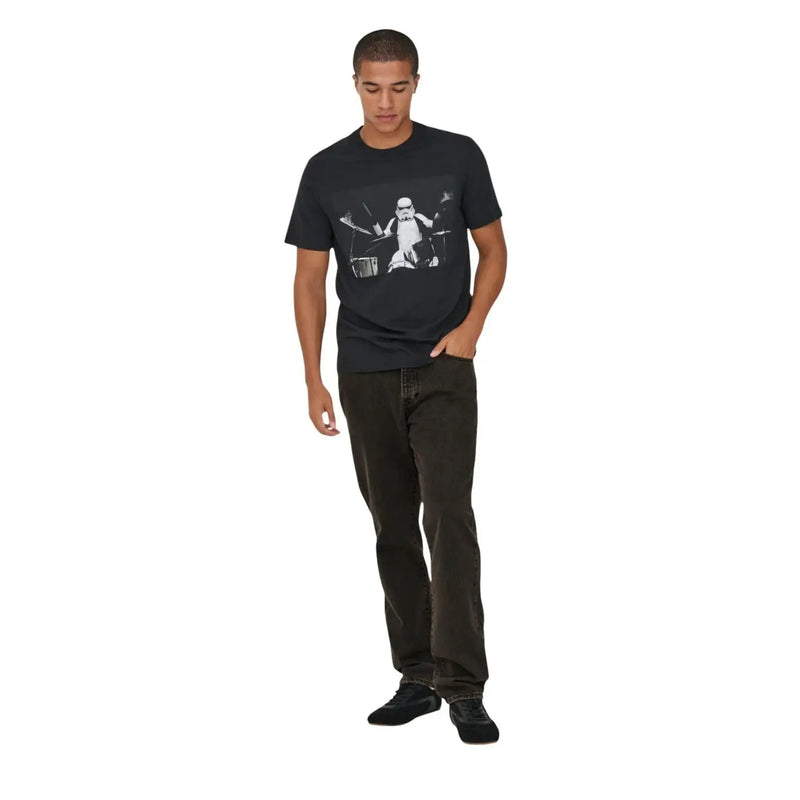 Only Gerade Jeans t-shirt Für Männer in Schwarz mit weißer Stormtrooper-Trommelgrafik, Vorderansicht